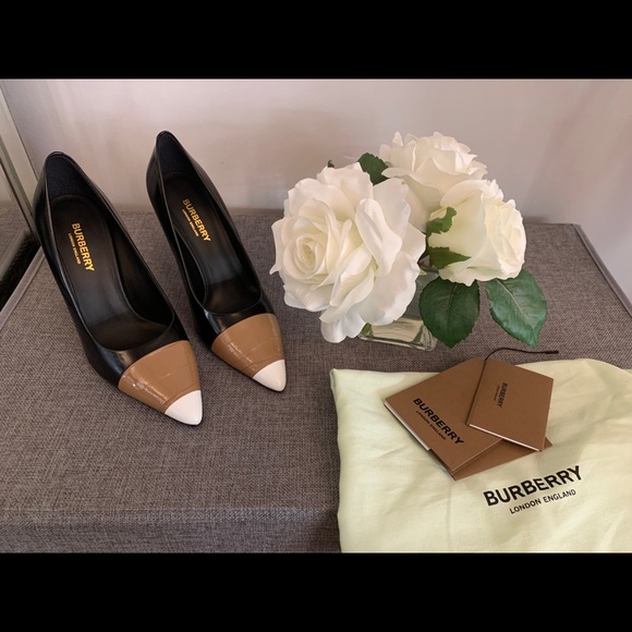 ⭐️SOLD⭐️!!!Burberry Black Annalise Patent Leather Pumps - Picture 3 of 11
